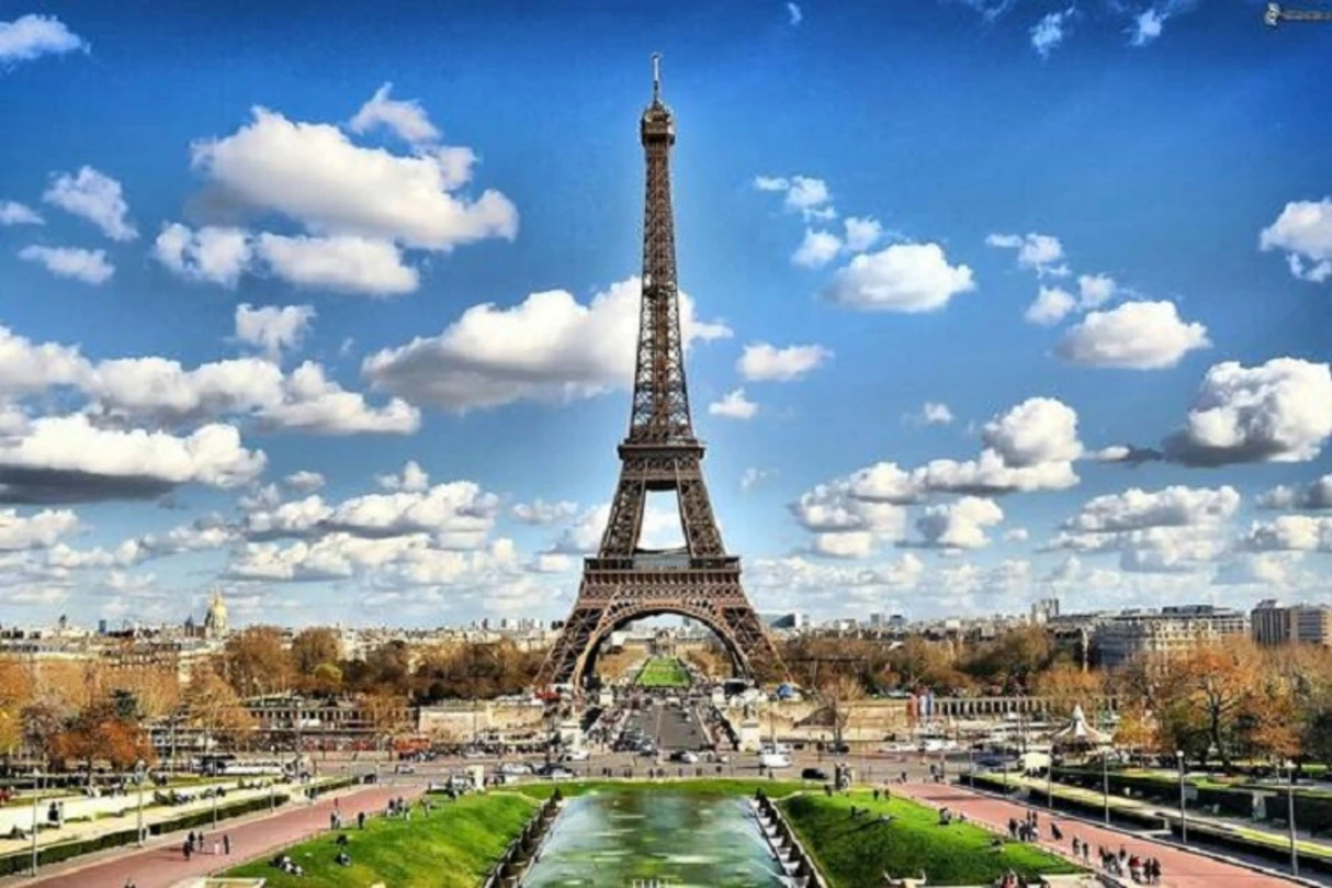 Paris simvolunun gizli tarixi: Yayda 14 santimetr böyüyə bilər! Paris simvolunun gizli tarixi: Yayda 14 santimetr böyüyə bilər!
