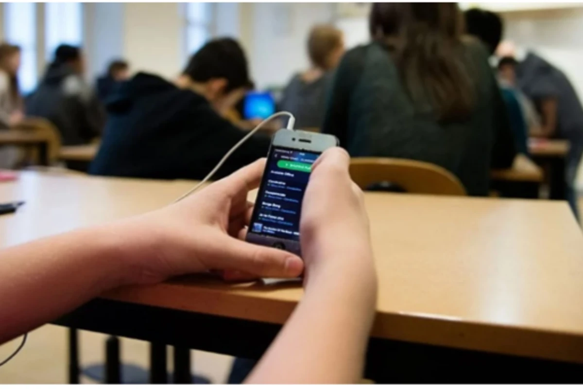 Bu ölkədə şagirdlərin məktəbdə telefondan istifadəsi qadağan ediləcək - FOTO Bu ölkədə şagirdlərin məktəbdə telefondan istifadəsi qadağan ediləcək - FOTO