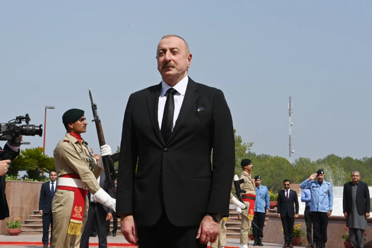 İlham Əliyev İslamabadda milli abidəni ziyarət edib - FOTO - YENİLƏNİB İlham Əliyev İslamabadda milli abidəni ziyarət edib - FOTO - YENİLƏNİB