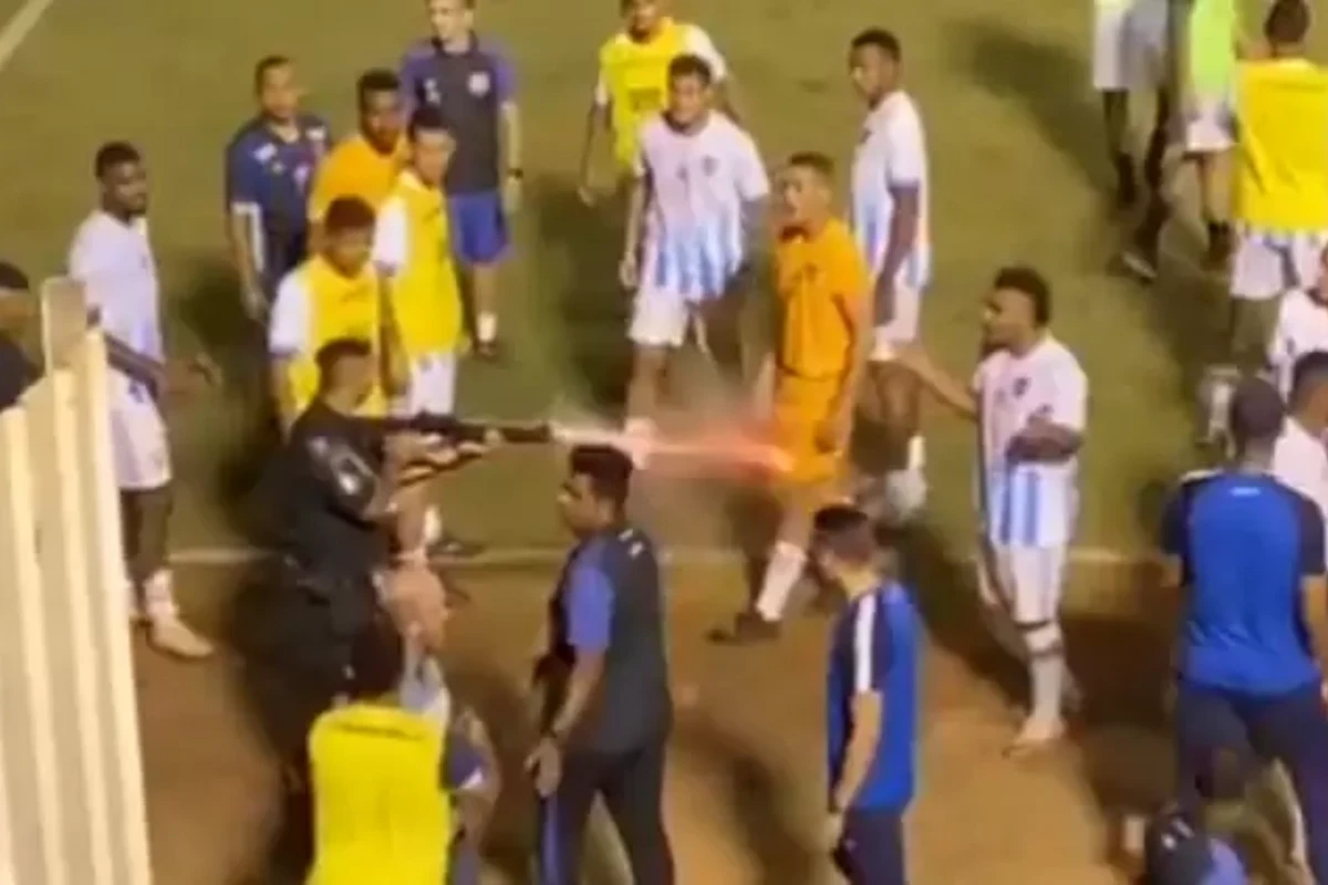 Polis futbolçunu ayağından güllələdi - VİDEO