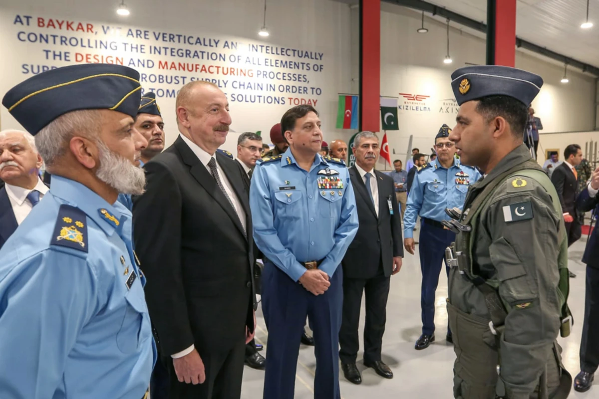 Президент Азербайджана ознакомился с военной выставкой в Исламабаде - ФОТО