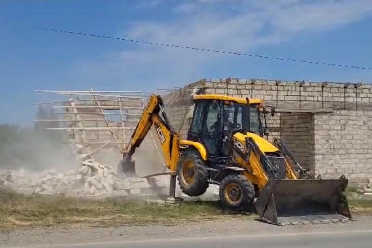 Qubada qanunsuz tikili sökülüb - FOTO/VİDEO