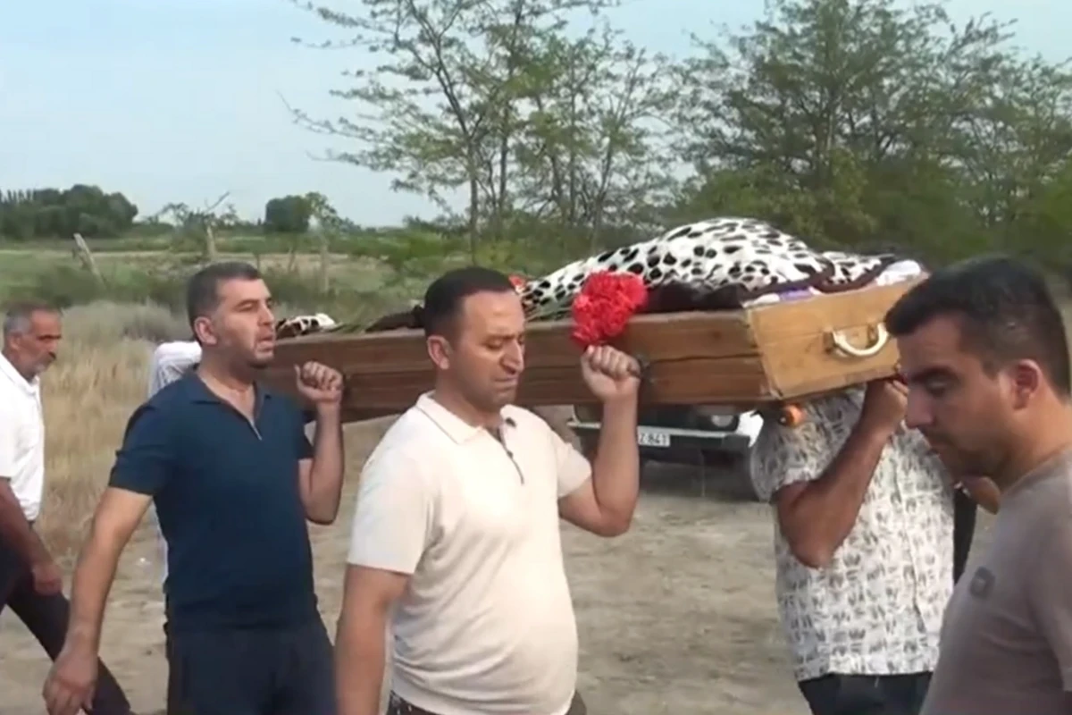 Dənizdə boğularaq can verən iki qardaşın dəfnindən ürəkdağlayan GÖRÜNTÜLƏR - VİDEO