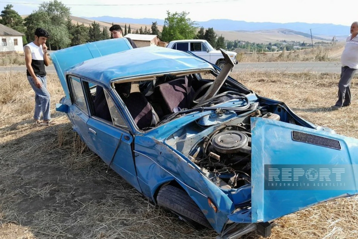 Cəlilabadda minik avtomobili aşıb, sürücü xəsarət alıb - FOTO