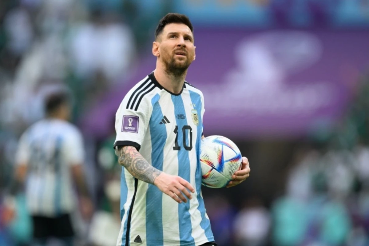 Messi Kolumbiya ilə matçda reklam lövhəsinə çırpılaraq xəsarət alıb - FOTO