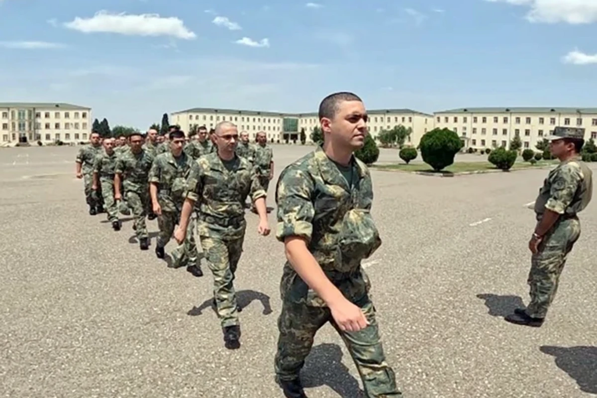 В воинских частях Азербайджана продолжается прием новоприбывших призывников