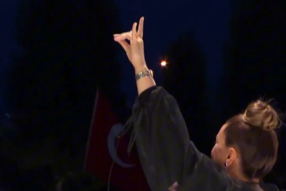 Azərin “bozqurd” işarəsi göstərdi, Ərdoğan alqışladı - VİDEO