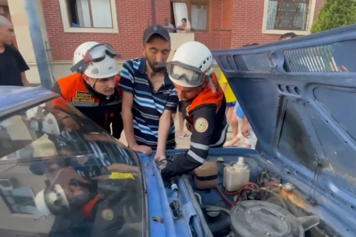 Sürücünün barmaqları mühərrikin içində ilişib qaldı - VİDEO