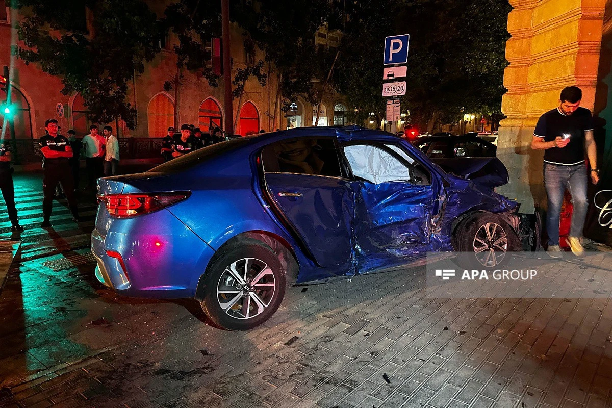 В Баку столкнулись два автомобиля, пострадали 5 человек - ФОТО