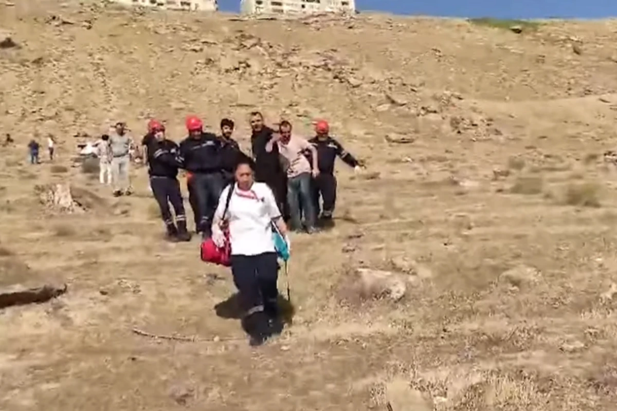 Qadın tanışı ilə mübahisə etdi, avtomobilini aşırtdı - TƏFƏRRÜAT/VİDEO
