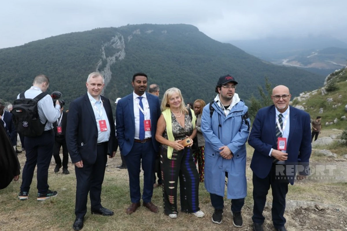 II Qlobal Media Forumunda iştirak edən xarici qonaqlar üçün Şuşada gəzinti təşkil edilib - FOTO