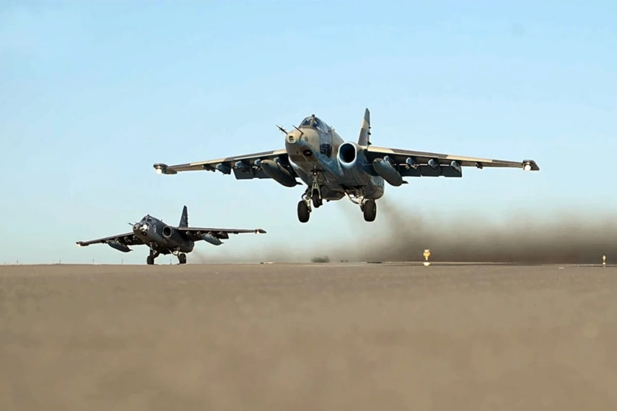 Военные пилоты выполнили учебно-тренировочные полеты