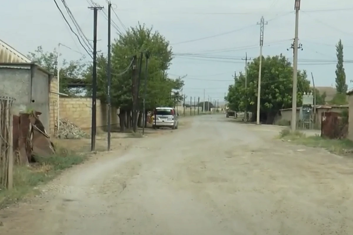 Sakinləri təngə gətirən yol: Maşın sürə bilmirik, gəlib üstümüzə çıxırlar - VİDEO Sakinləri təngə gətirən yol: Maşın sürə bilmirik, gəlib üstümüzə çıxırlar - VİDEO