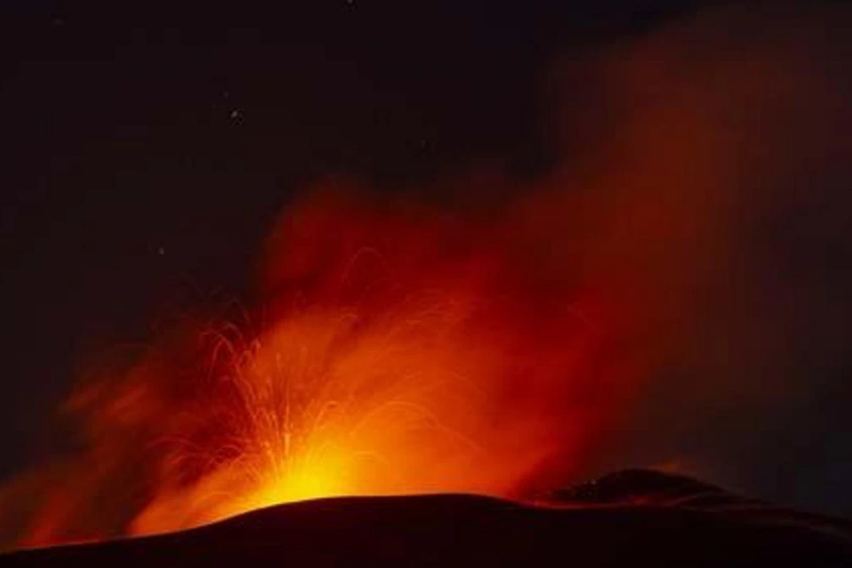 Etna yenə oyandı - Uçuşlar dayandırıldı - FOTO