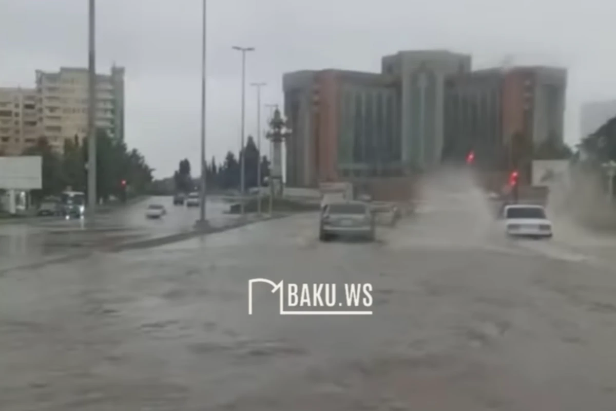 Gəncəda güclü yağışdan sonra küçələri su basdı - VİDEO