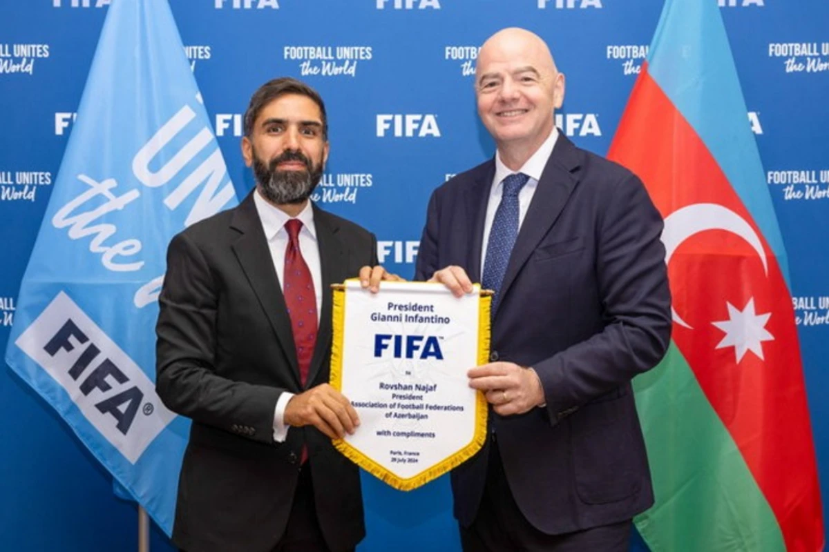 Rövşən Nəcəf FIFA-nın prezidenti Canni İnfantino ilə görüşüb - FOTO Rövşən Nəcəf FIFA-nın prezidenti Canni İnfantino ilə görüşüb - FOTO
