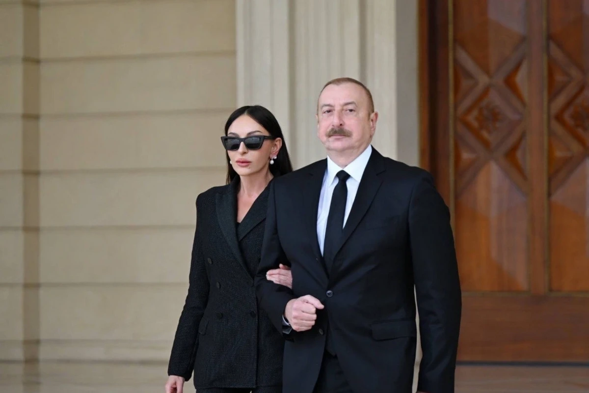 Ильхам Алиев и Мехрибан Алиева поздравили Хидаята Гейдарова