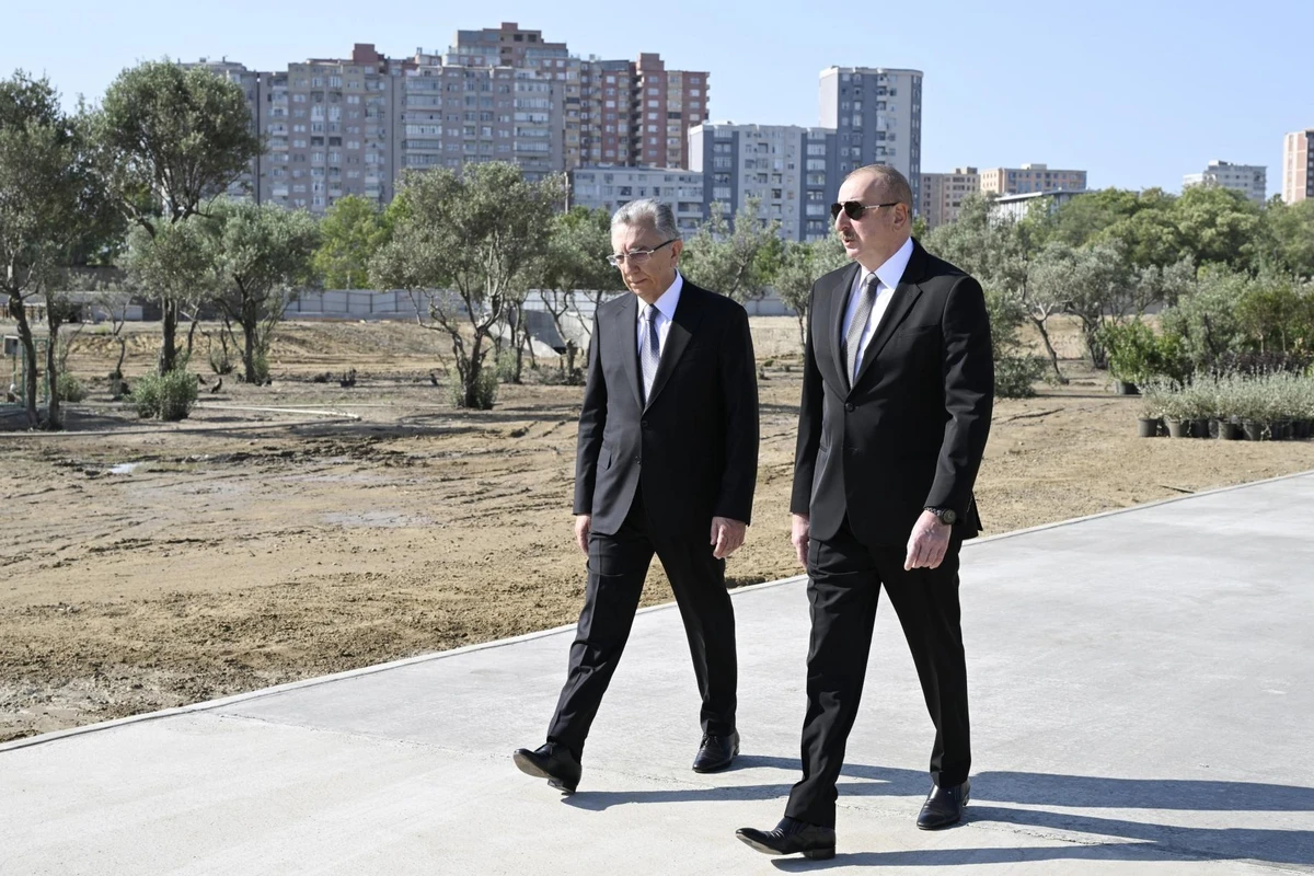 Prezident Bakıda “Gənclik” metrosu yanında yaradılan yeni parkda işlərin gedişi ilə tanış olub - FOTO Prezident Bakıda “Gənclik” metrosu yanında yaradılan yeni parkda işlərin gedişi ilə tanış olub - FOTO