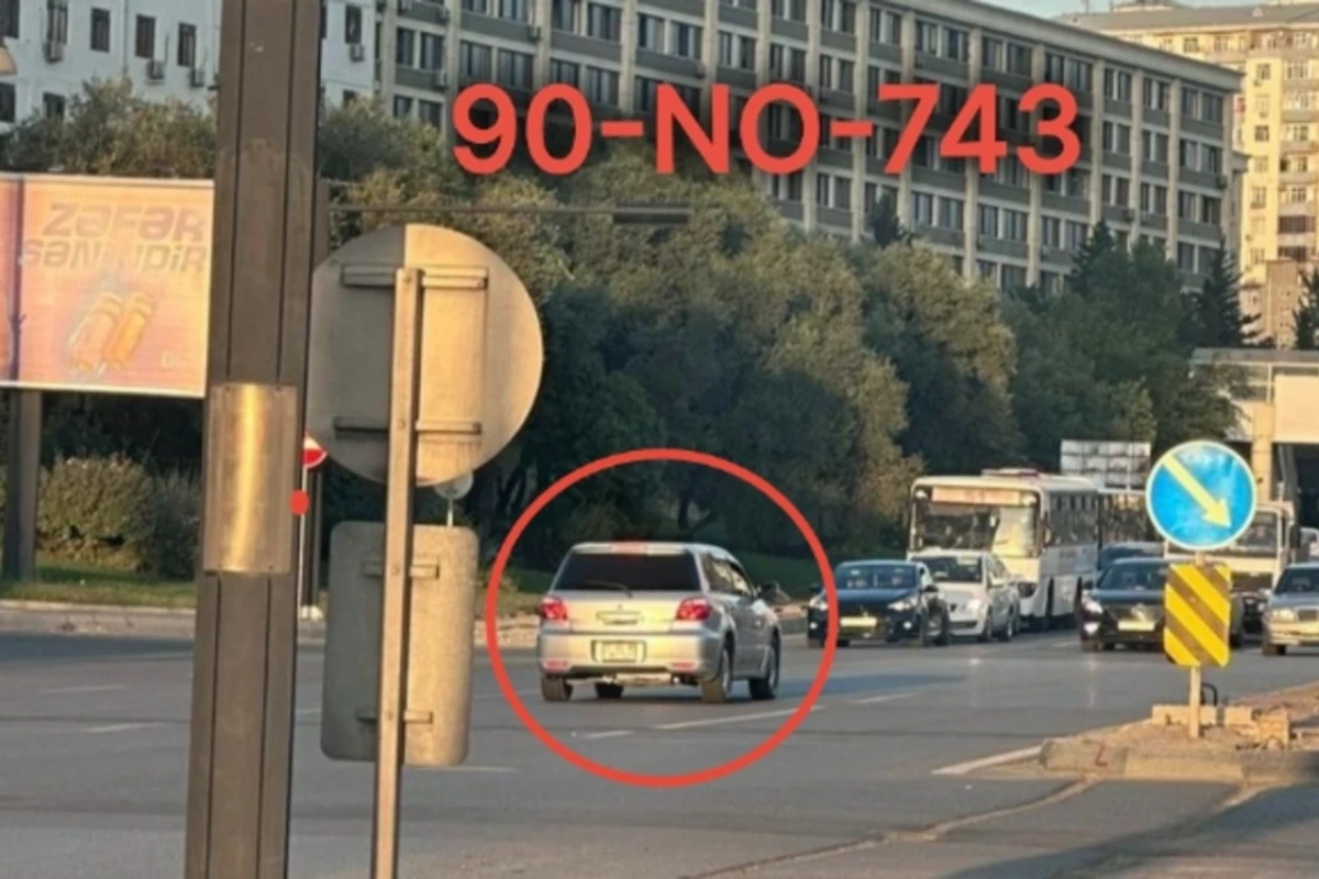 Yolu səhv salan sürücü prospektdə maşınların üzərinə sürdü - FOTO