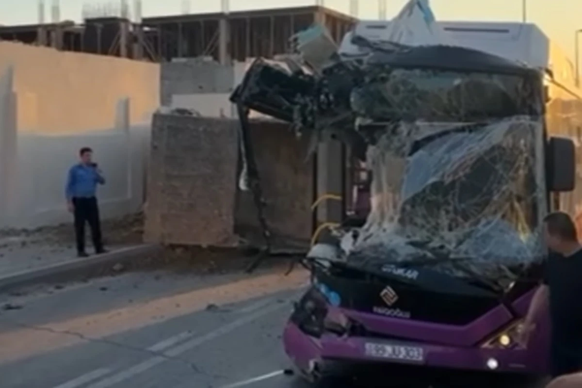 Bakıda sərnişin avtobusu ağır qəzaya düşdü - VİDEO