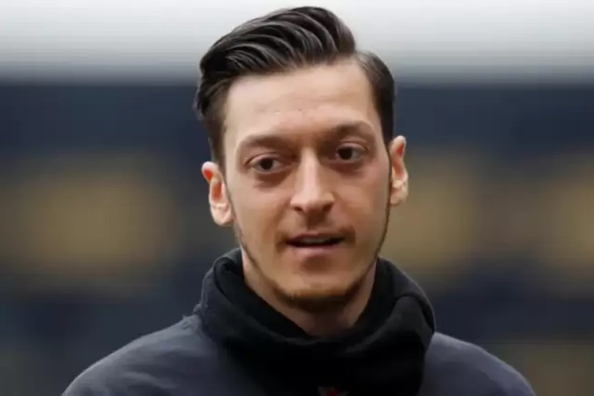 Mesut Özilə qarşı Almaniyada böyük etiraz - Titulları geri alına bilər