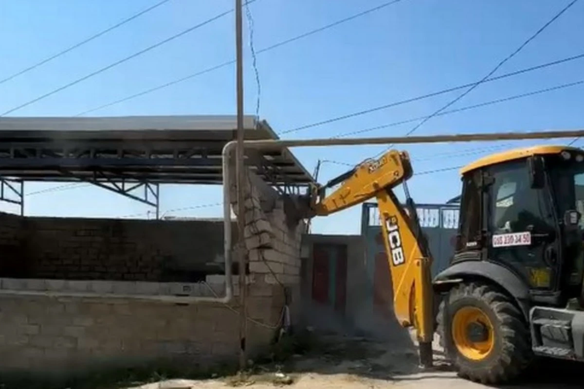 Masazırda qanunsuz tikili sökülüb