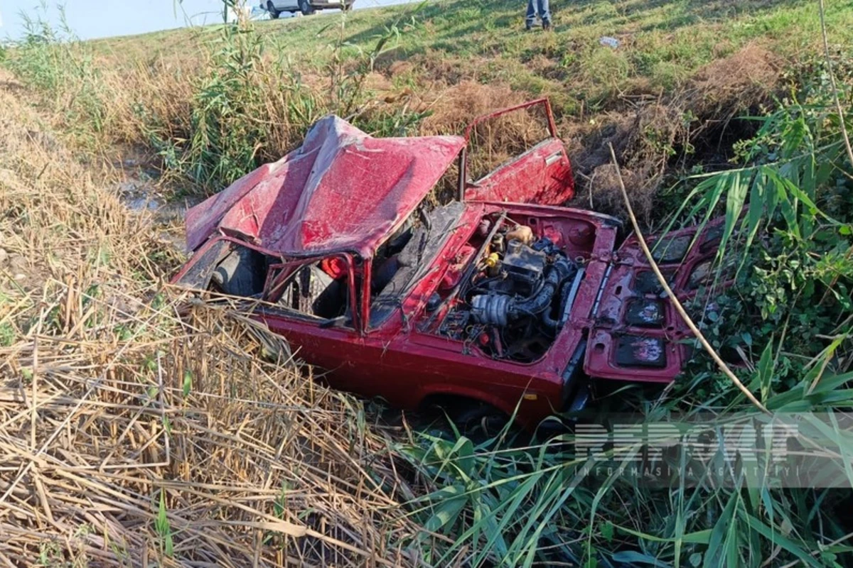 Ucarda qəza edən maşın kanala düşüb, xəsarət alanlar var - FOTO