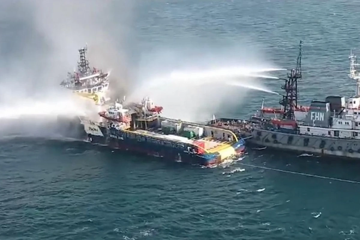 Пожар на судне снабжения в Каспийском море полностью потушен