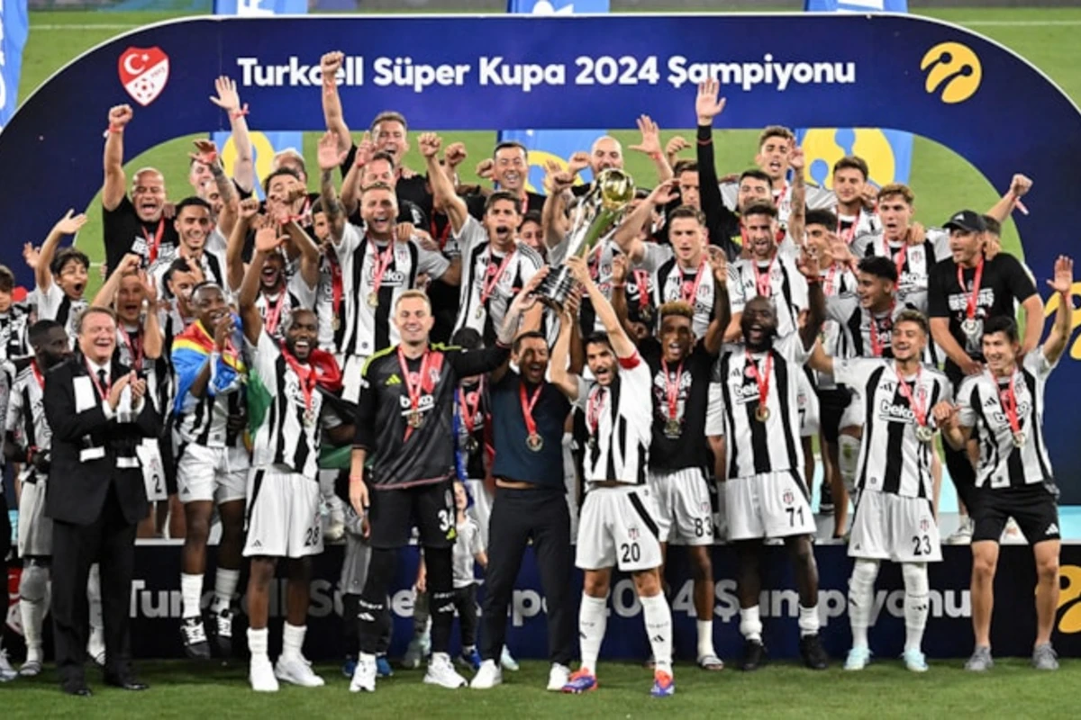 Beşiktaş Qalatasarayı darmadağın edərək Türkiyə Super kubokunu qazandı Beşiktaş Qalatasarayı darmadağın edərək Türkiyə Super kubokunu qazandı