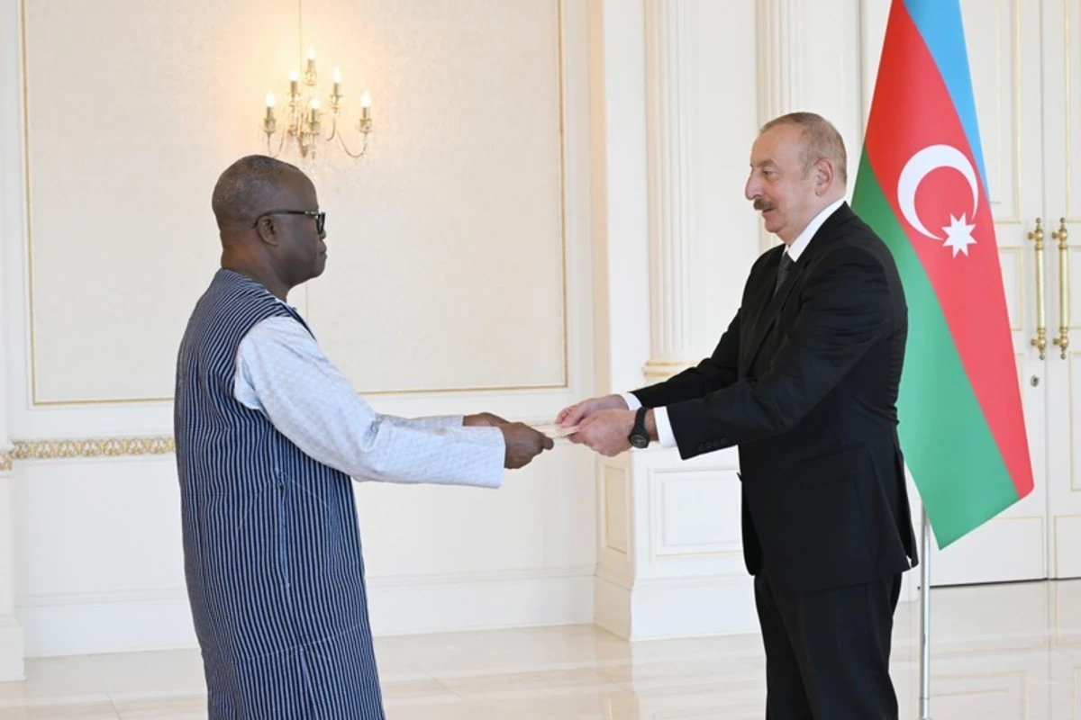 Prezident Burkina Fasonun yeni təyin olunmuş səfirinin etimadnaməsini qəbul edib - YENİLƏNİB - FOTO Prezident Burkina Fasonun yeni təyin olunmuş səfirinin etimadnaməsini qəbul edib - YENİLƏNİB - FOTO