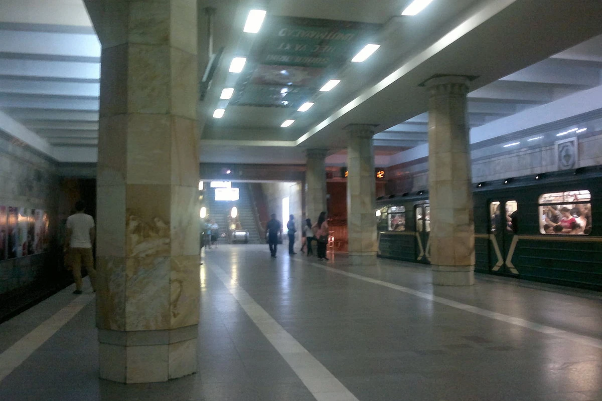 Metroda telefon oğurlayan qadın saxlanıldı