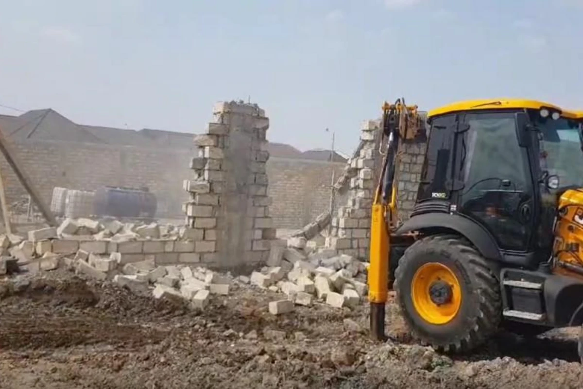 Gəncədə qanunsuz tikili sökülüb - FOTO/VİDEO Gəncədə qanunsuz tikili sökülüb - FOTO/VİDEO
