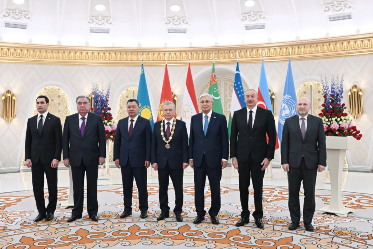 Ильхам Алиев принял участие в церемонии награждения Шавката Мирзиёева - ФОТО