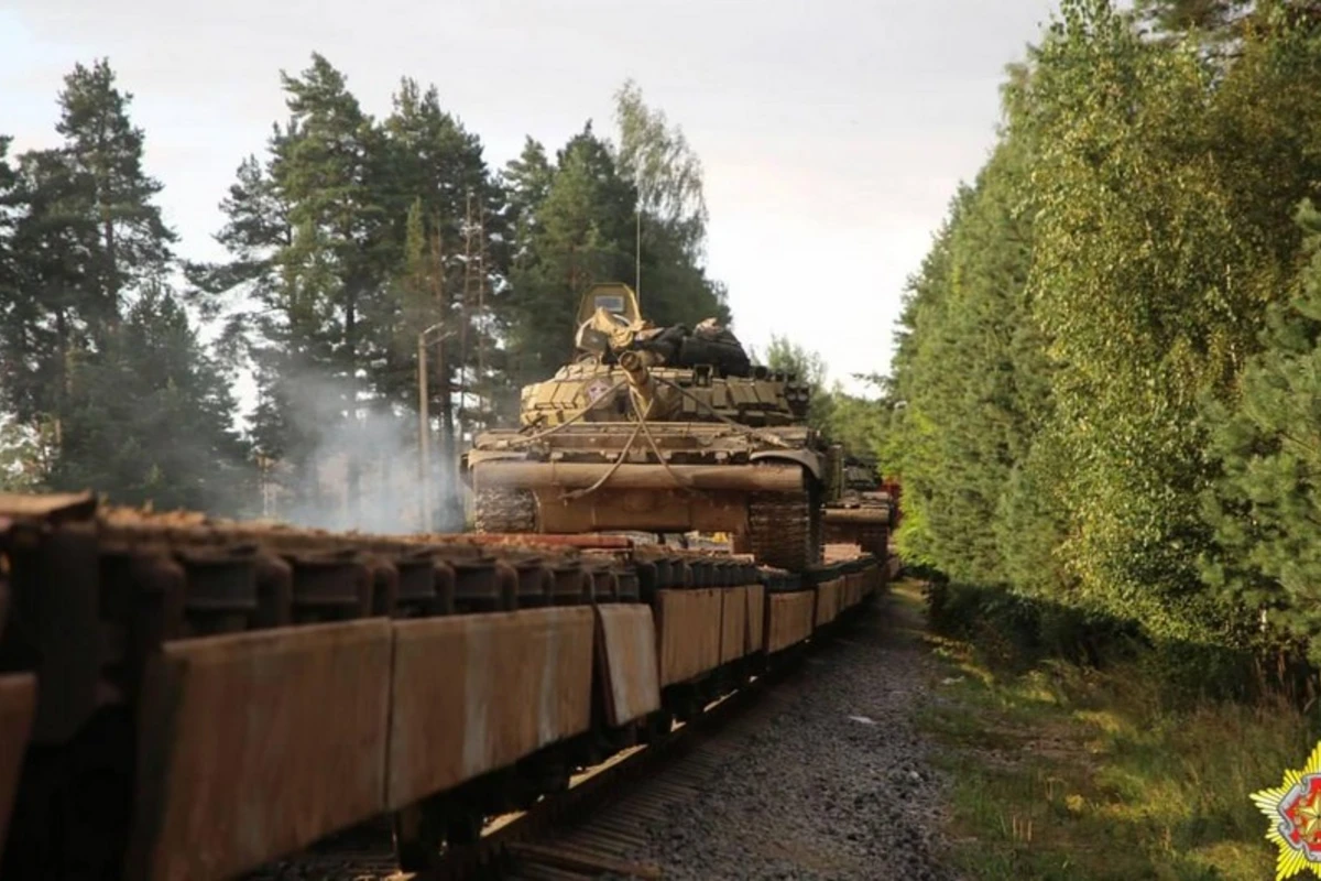 Belarus tanklarını Ukrayna ilə sərhədə göndərir Belarus tanklarını Ukrayna ilə sərhədə göndərir