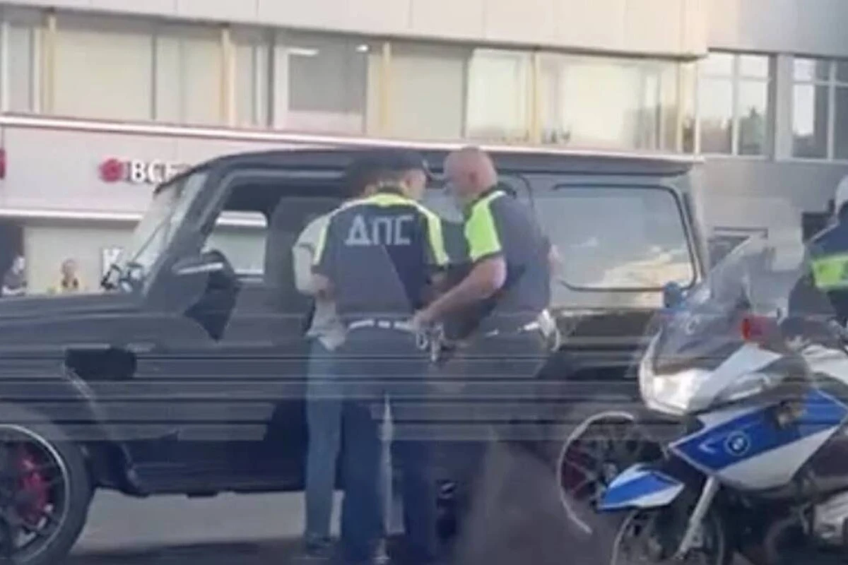 “Gelendvagen”in sürücüsü polisə şillə vurdu “Gelendvagen”in sürücüsü polisə şillə vurdu