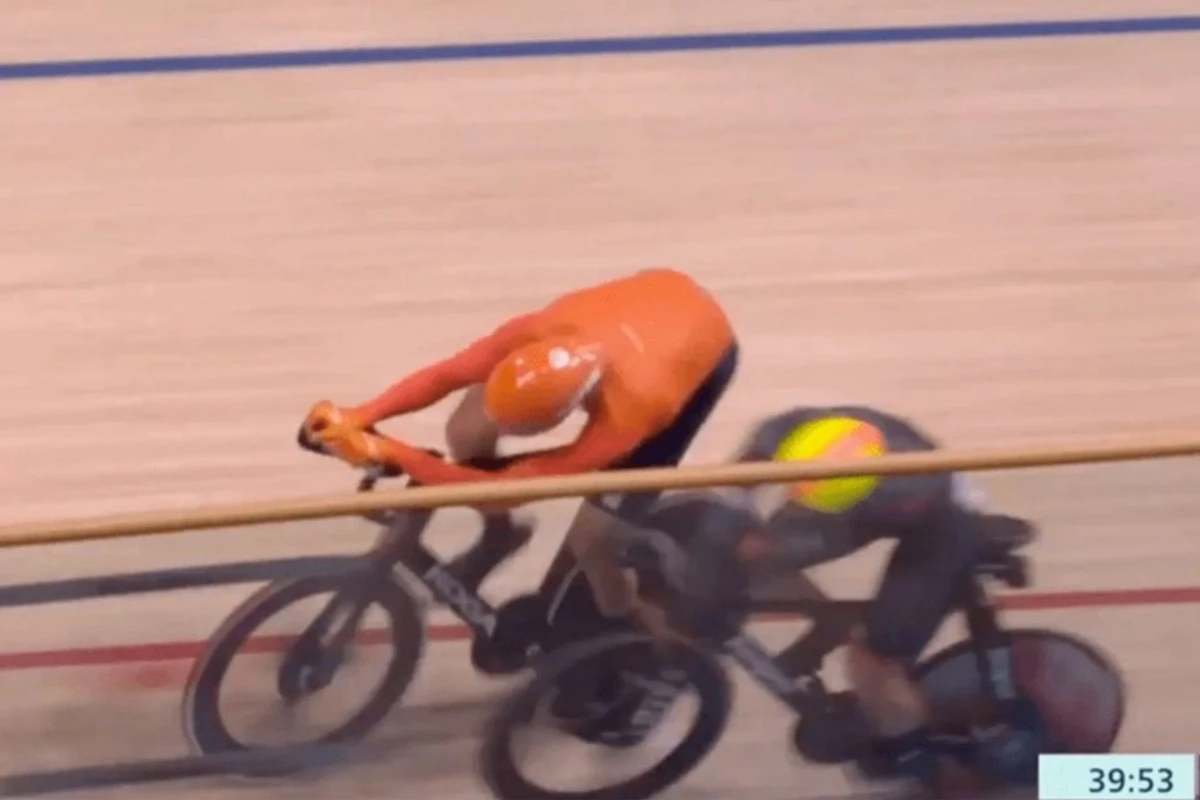 Velosipedçi rəqibinə kəllə atdı, Olimpiadadan qovularaq cərimələndi - FOTO Velosipedçi rəqibinə kəllə atdı, Olimpiadadan qovularaq cərimələndi - FOTO