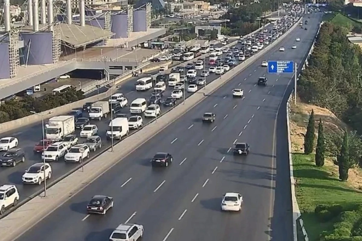 Bakının bir sıra yollarında nəqliyyatın sıxlığı müşahidə olunur