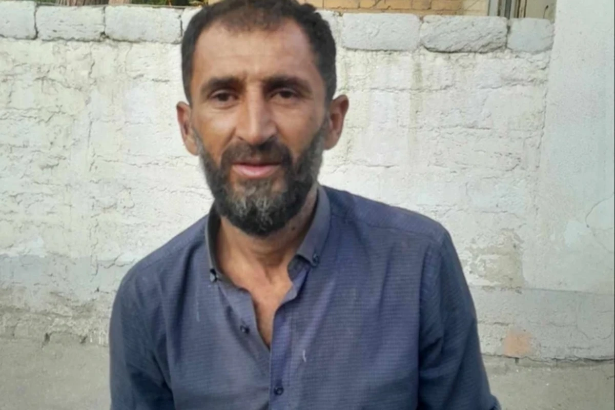 Küçədə itə balta ilə işgəncə verən şəxs HƏBS OLUNDU