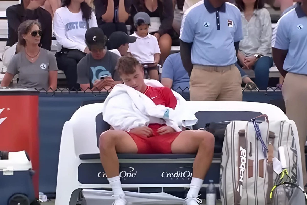 Danimarkalı tennisçi matç zamanı huşunu itirdi - FOTO