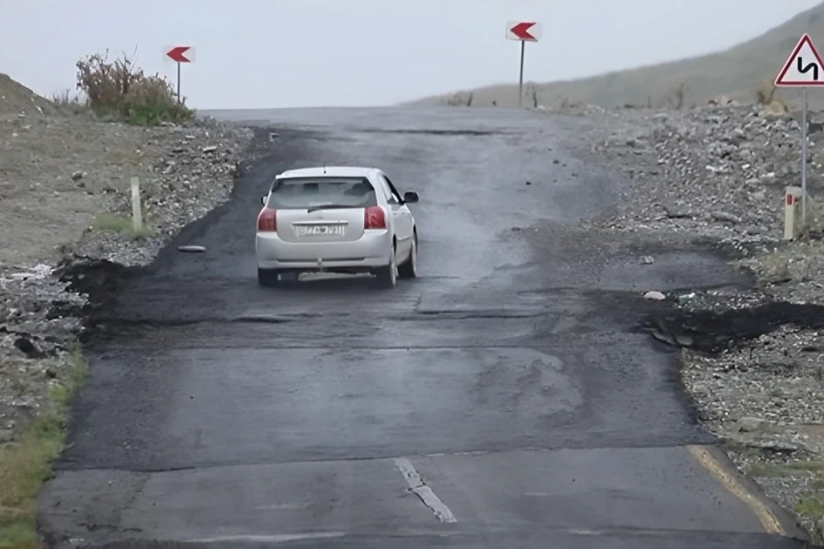 İnsanları ölümə aparan yol: Burada maşın sürmək qeyri-mümkündür - FOTO İnsanları ölümə aparan yol: Burada maşın sürmək qeyri-mümkündür - FOTO