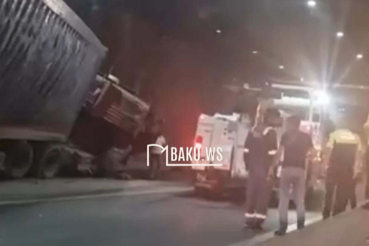 Bakıda tuneldə qəza: TIR-la Prius toqquşub - VİDEO Bakıda tuneldə qəza: TIR-la Prius toqquşub - VİDEO