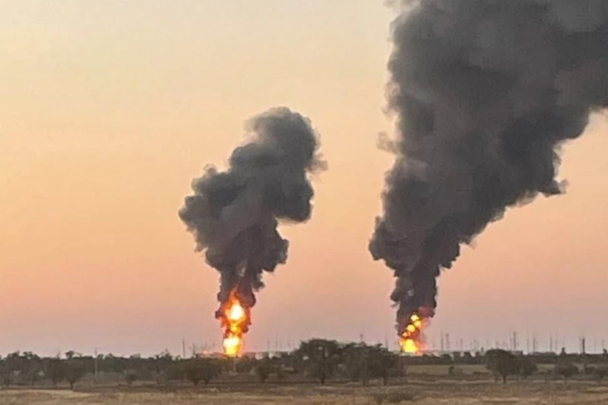 В Ростовской области дроны атаковали нефтебазу, возник сильный пожар В Ростовской области дроны атаковали нефтебазу, возник сильный пожар