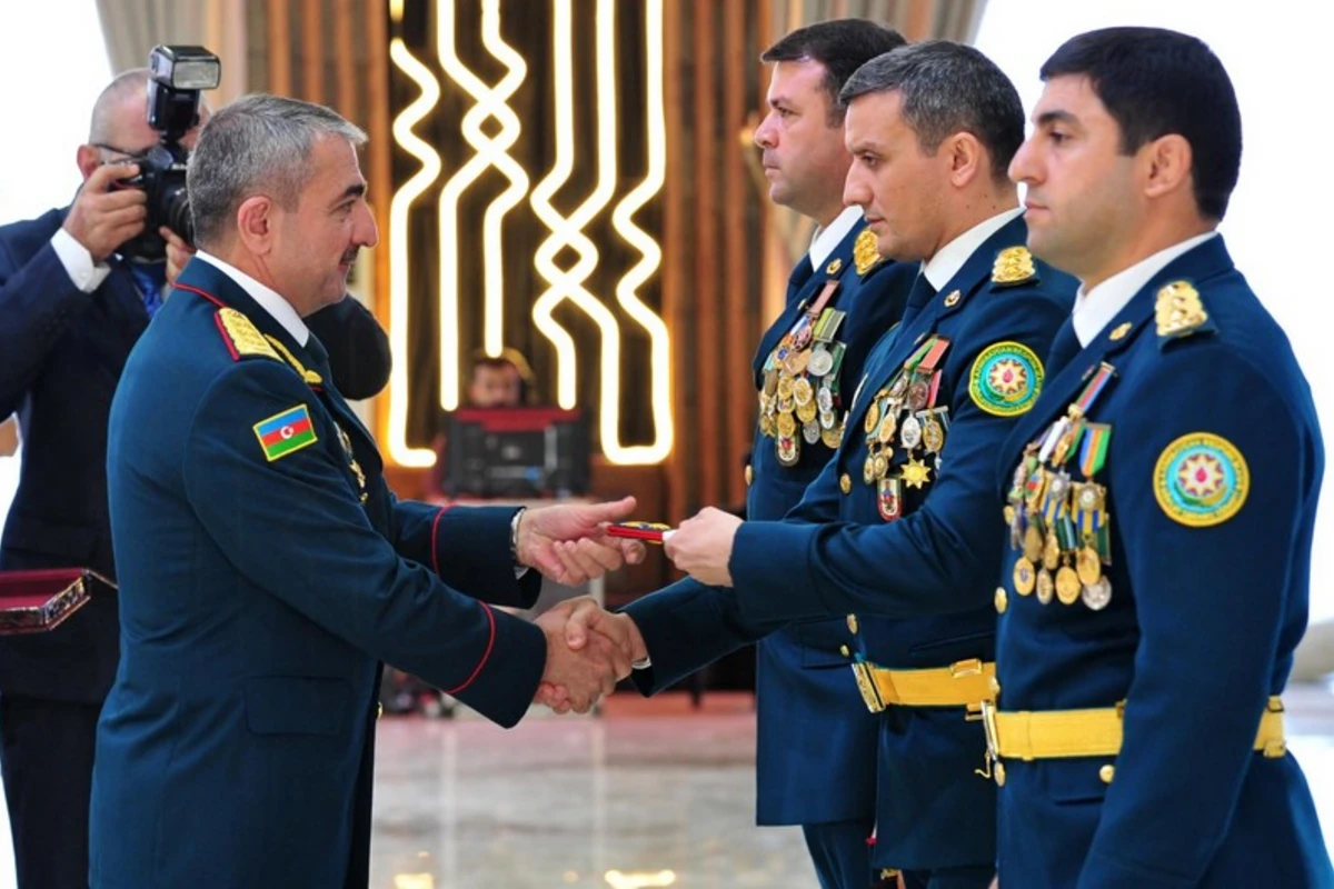 Elçin Quliyev yeni generallara ali hərbi rütbələrini təqdim edib - FOTO,VİDEO Elçin Quliyev yeni generallara ali hərbi rütbələrini təqdim edib - FOTO,VİDEO