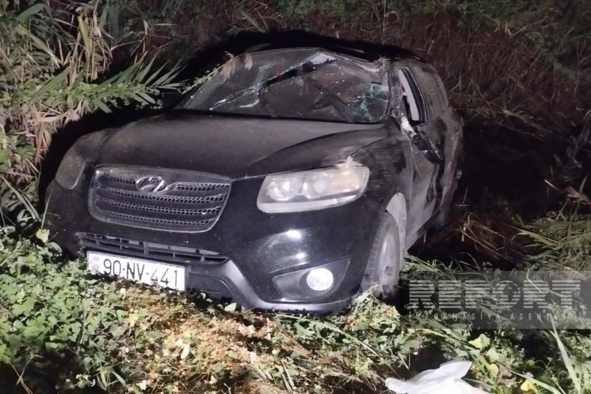 Bakı-Qazax yolunda avtomobil kanala düşüb, xəsarət alan var - FOTO