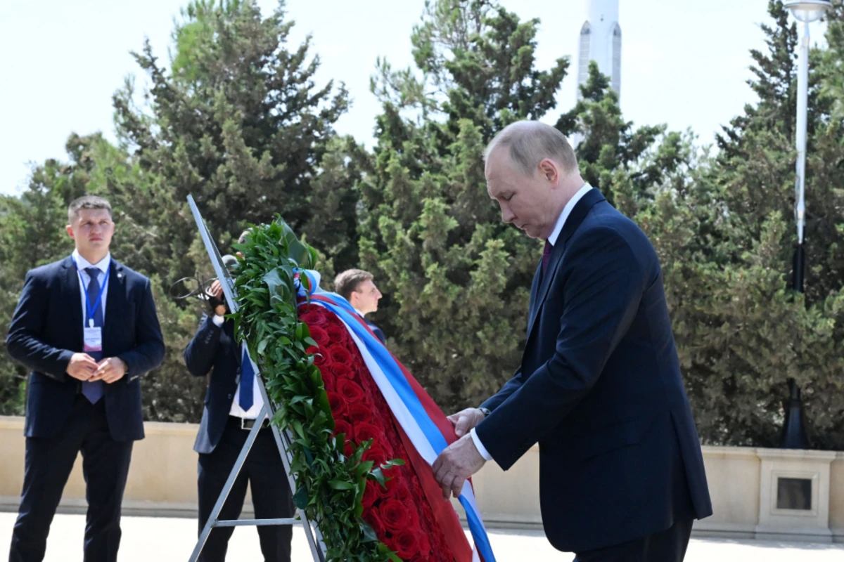 Rusiya Prezidenti Vladimir Putin Bakıda şəhidlərin xatirəsini anıb - FOTO/VİDEO
