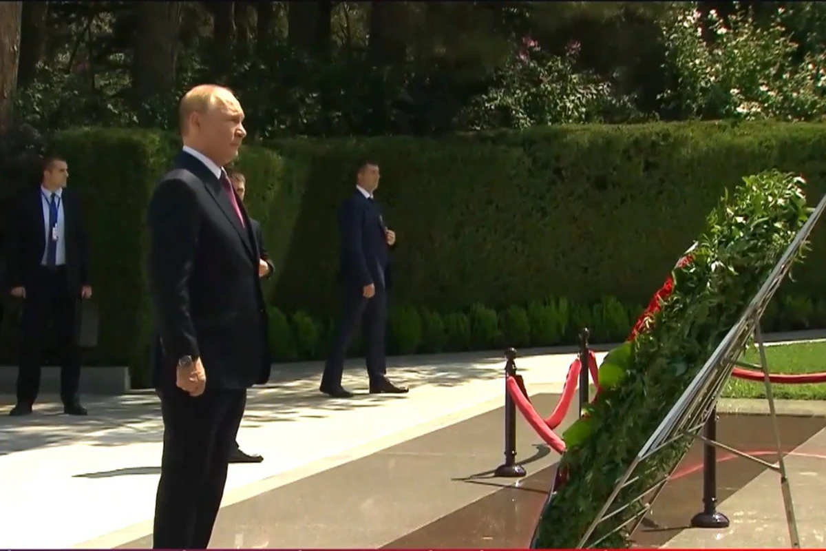 Президент России Владимир Путин посетил могилу общенационального лидера Гейдара Алиева на Аллее почетного захоронения Президент России Владимир Путин посетил могилу общенационального лидера Гейдара Алиева на Аллее почетного захоронения