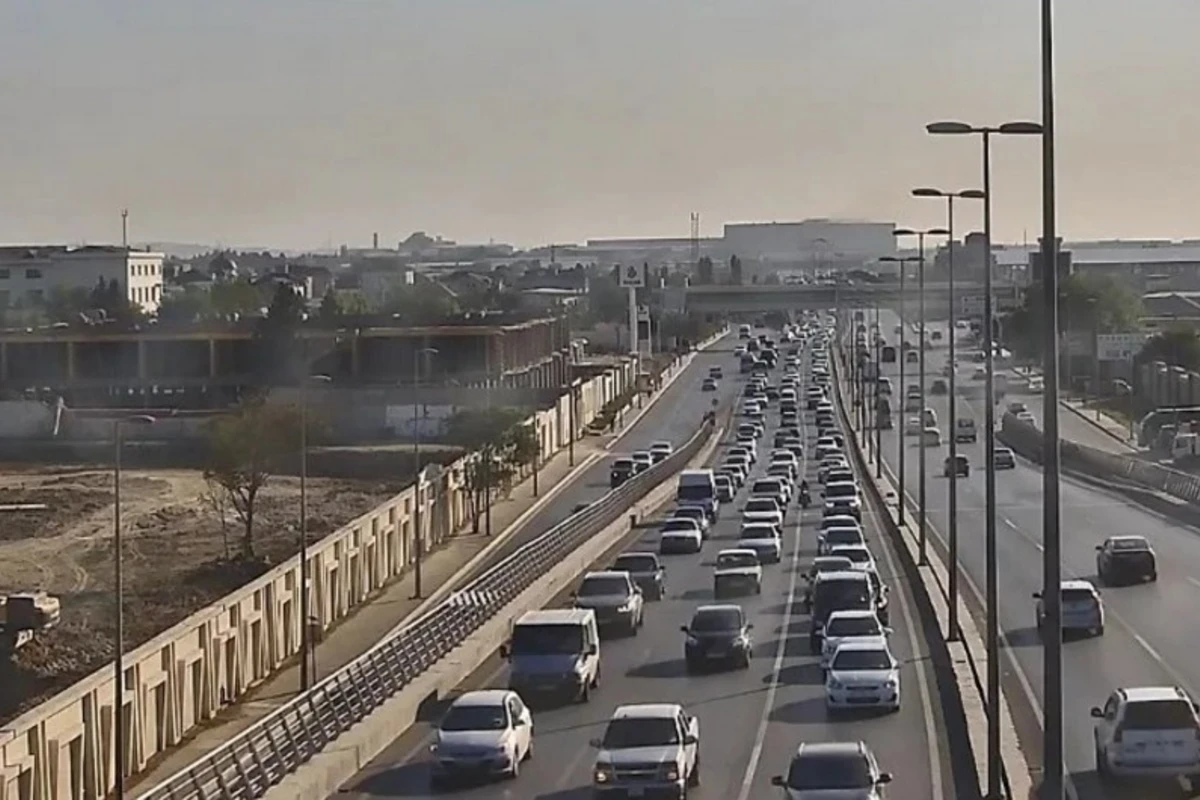 Bakının bir sıra yollarında nəqliyyatın sıxlığı yaranıb