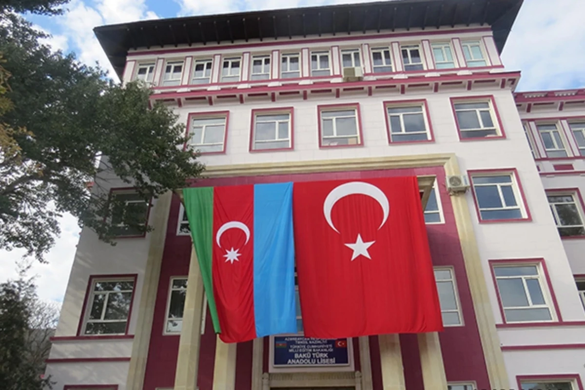 Anadolu Liseyində Azərbaycan dili fənni ləğv edilib - AÇIQLAMA