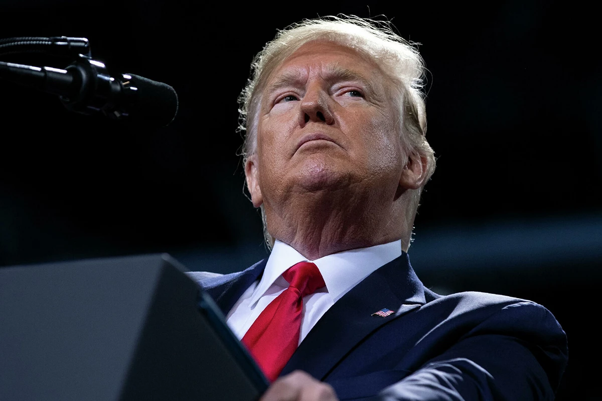 Трамп начал митинг в Северной Каролине за пуленепробиваемым стеклом - ФОТО