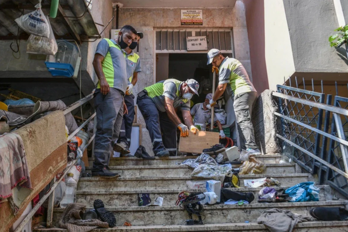 4 mərtəbəli binadan 6 yük maşını zibil çıxdı - FOTO